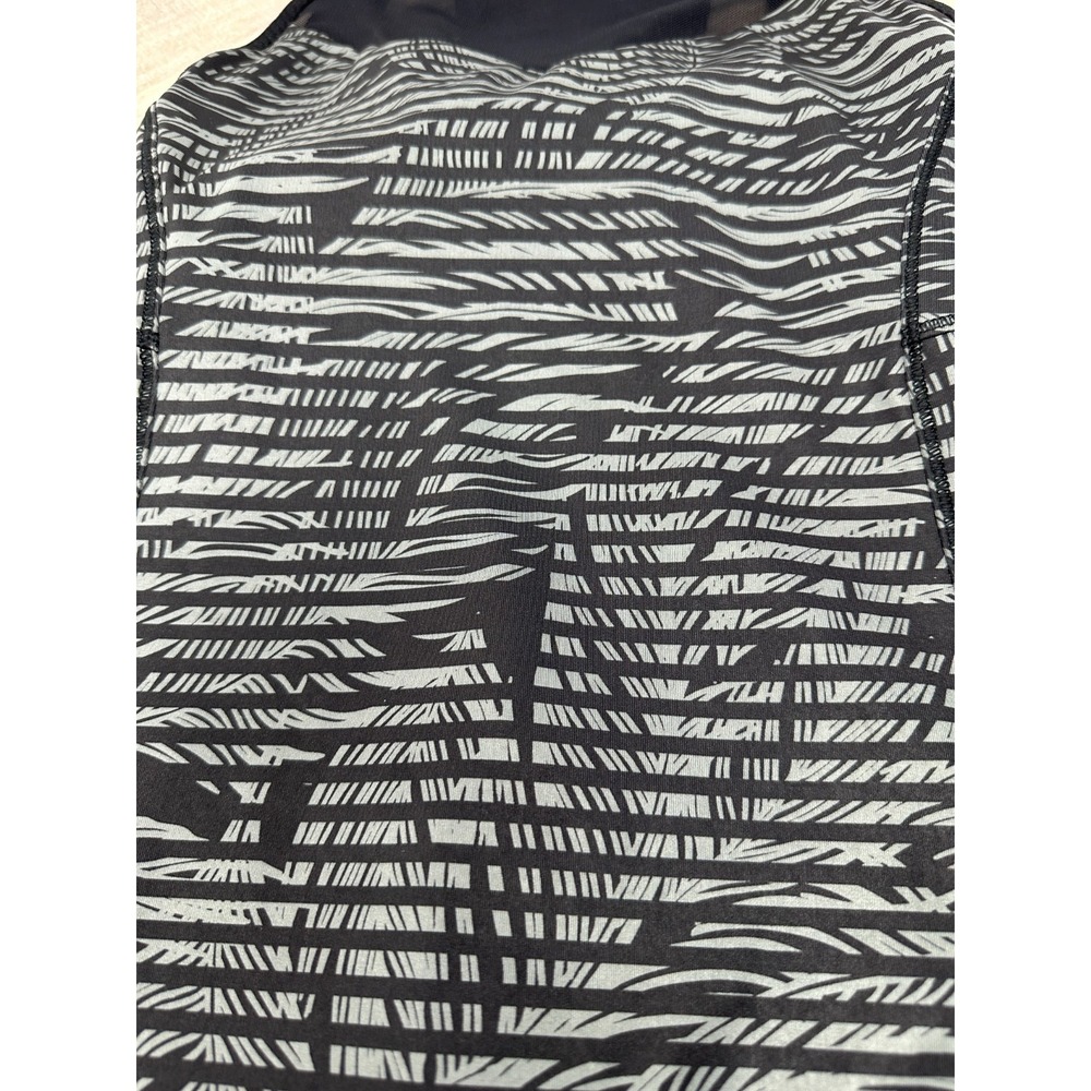 Lululemon Tank Top Women's 4 Black Stripe Running In The City‎ Shelf Bra Tank - Picture 8 of 11